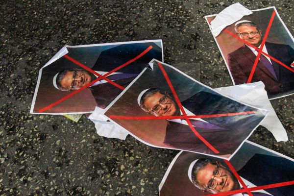 מול בית הכנסת עם מגפון: "מה עם טיפה כבוד לדת?"