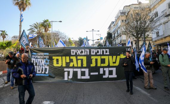 יורים לעצמם ברגל: הצעד השגוי של מנהיגי המחאה