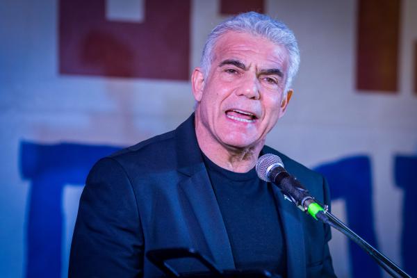 לפיד על עמדת היועמ"שית: "תמרור אדום ליריב לוין"