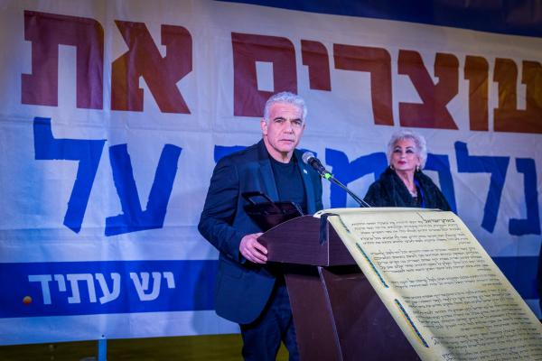 לפיד: "מעולם לא היינו קרובים יותר להתפרקות"