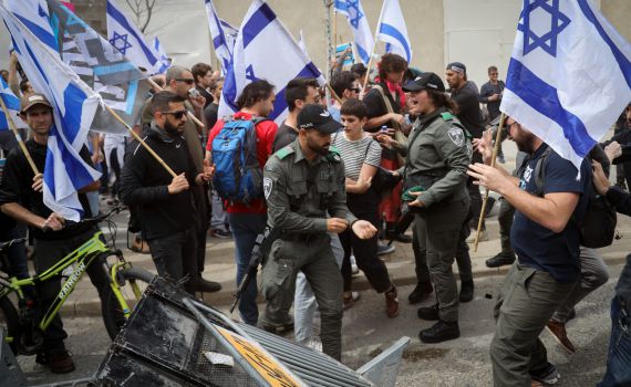 נעצרה המפגינה שהיכתה את השר דיכטר במקל