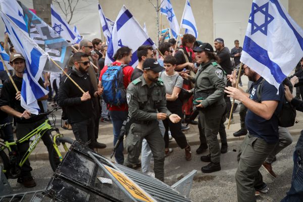 נעצרה המפגינה שהיכתה את השר דיכטר במקל