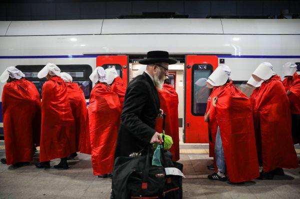 אל תדמי בנפשך להמלט בית המלך מכל היהודים