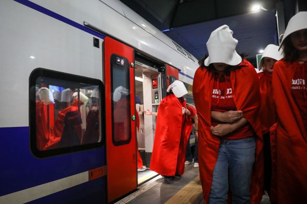 כך המפגינים פוגעים בתנועת הרכבות