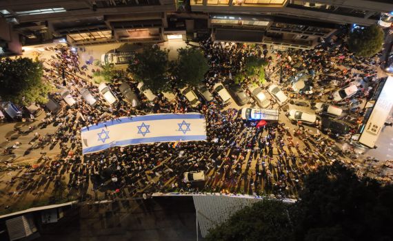 אחרי שעות: שרה נתניהו חולצה מהמספרה בלב ת"א