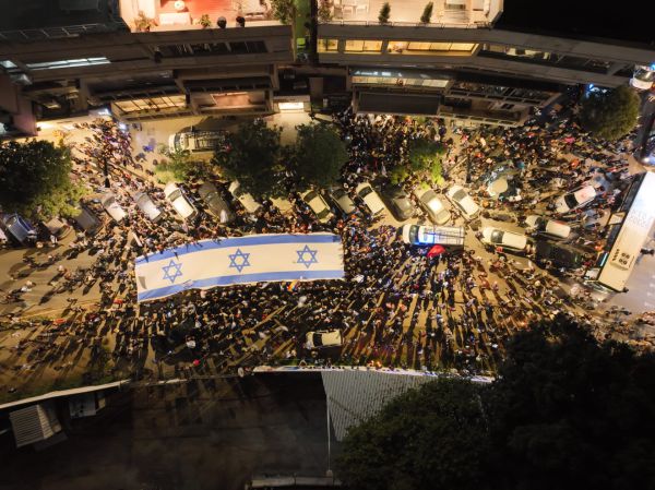 אחרי שעות: שרה נתניהו חולצה מהמספרה בלב ת"א