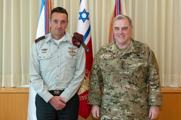 ראש הצבא האמריקני נחת בישראל ויפגש עם הרמטכ"ל