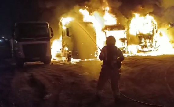 רמלה: חניון משאיות הועלה באש; נזקים במיליונים