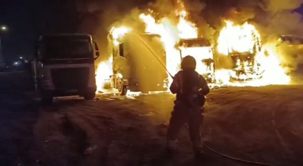 רמלה: חניון משאיות הועלה באש; נזקים במיליונים