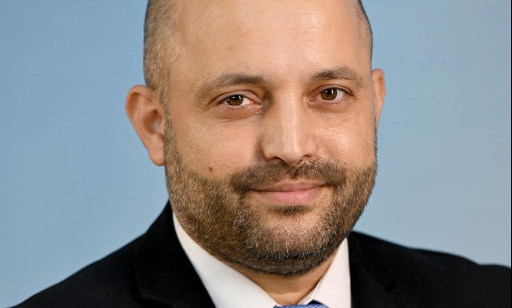 הג'וב החדש של ד"ר איל חולתא