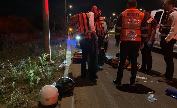 פעולות החייאה ברוכב אופנוע שהחליק בחריש
