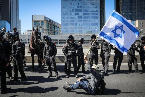 יאיר נתניהו תוקף את המשטרה: "מרד לכל דבר"