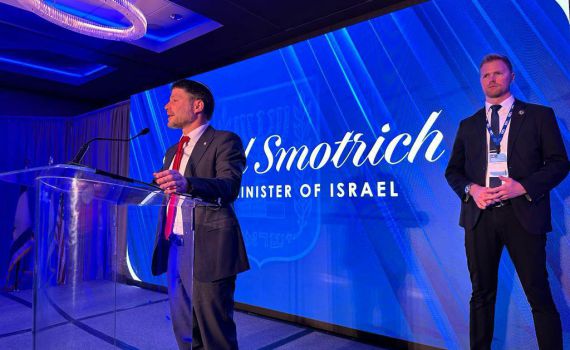 סימן לפשרה? סמוטריץ' יחזור הערב לארץ