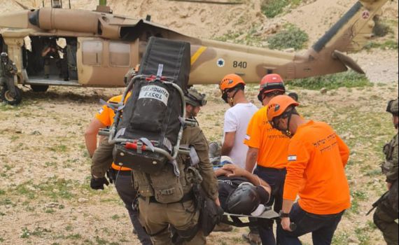 רוכב אופניים נפל לוואדי במדבר וחולץ במסוק