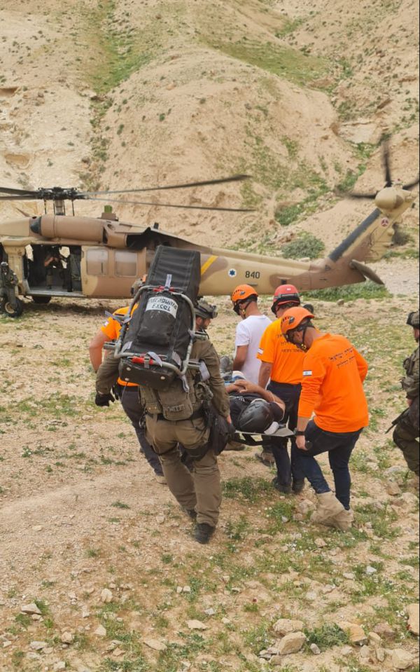 רוכב אופניים נפל לוואדי במדבר וחולץ במסוק