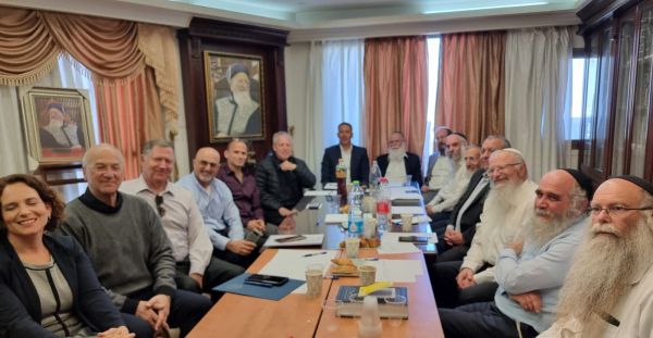 פגישה נדירה בלשכתו של הרב שמואל אליהו