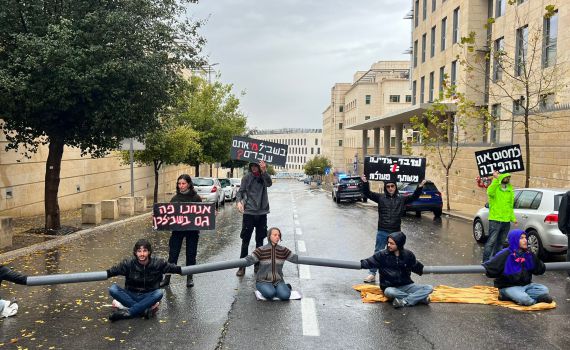 מפגינים קשרו את עצמם וחסמו את משרדי הממשלה