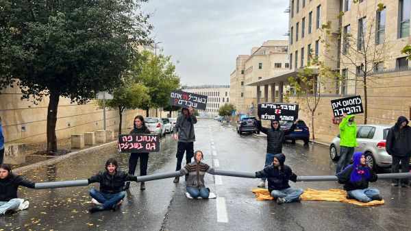 מפגינים קשרו את עצמם וחסמו את משרדי הממשלה