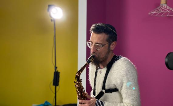 צפו: דניאל זמיר מבצע את ניגון "שאמיל" בדסק סרוגים