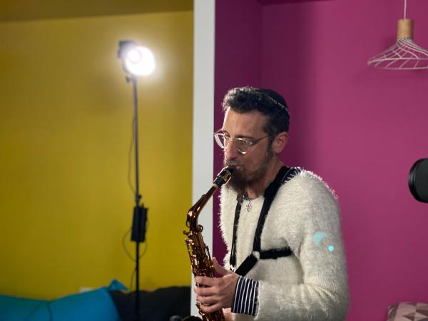 צפו: דניאל זמיר מבצע את ניגון "שאמיל" בדסק סרוגים