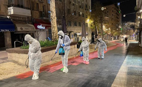 מפגינים התחפשו לעובדי עיריה וצבעו כבישים בירושלים