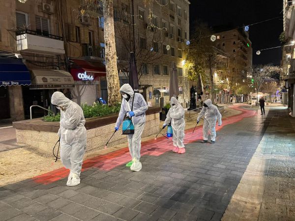 מפגינים התחפשו לעובדי עיריה וצבעו כבישים בירושלים