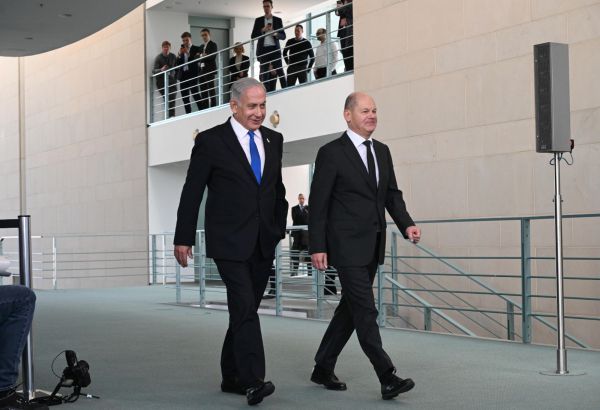 בזמן הפגישה עם נתניהו: הפגנה מול הפרלמנט בברלין