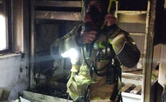 שריפה בבניין מגורים בירושלים: 4 פצועים במקום