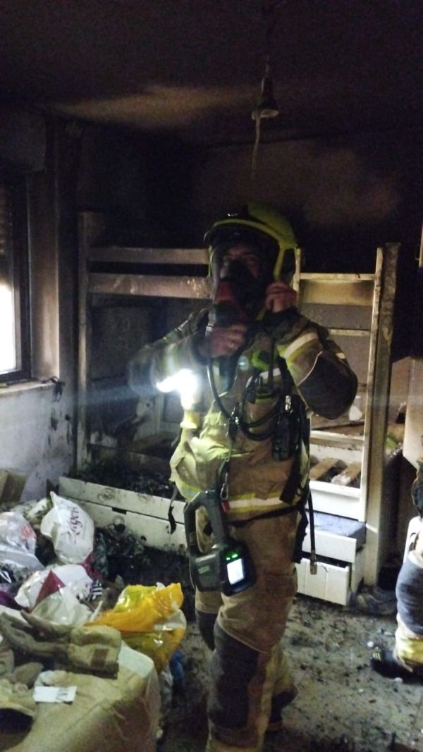 שריפה בבניין מגורים בירושלים: 4 פצועים במקום