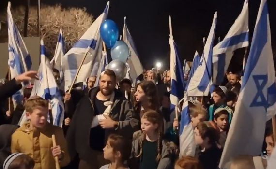 צפו בתיעוד: דוד שטרן, שנפצע בחווארה, חוזר לביתו