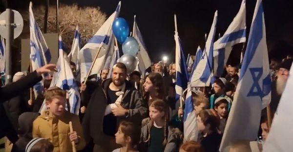 צפו בתיעוד: דוד שטרן, שנפצע בחווארה, חוזר לביתו