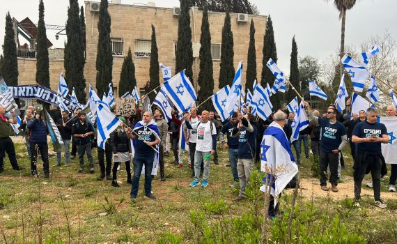 בשירים וריקודים: המחאה הגיעה לבית של דרעי|צפו