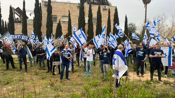 בשירים וריקודים: המחאה הגיעה לבית של דרעי|צפו