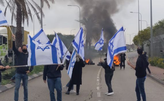 יום השיתוק הלאומי התחיל: מפגינים הדליקו צמיגים