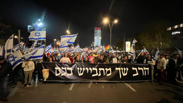 אלפי מפגינים כבר בבני ברק | תיעוד הפרובוקציה