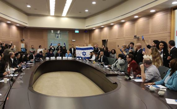 צפו: הפרובוקציה של גלעד קריב בוועדת חוקה