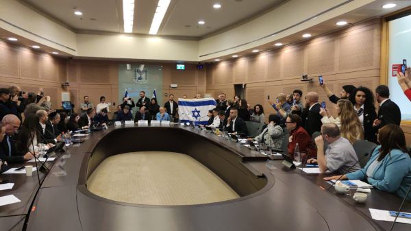 צפו: הפרובוקציה של גלעד קריב בוועדת חוקה