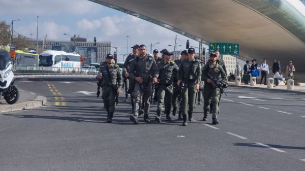 מפגינים חסמו את הכניסה לירושלים. עצורים במקום