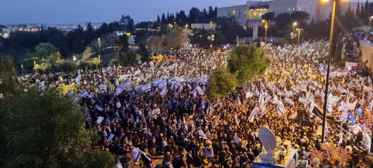 זוכה פרס נובל בהפגנה: "למחות כנגד הדיקטטורה"