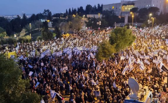 זוכה פרס נובל בהפגנה: "למחות כנגד הדיקטטורה"