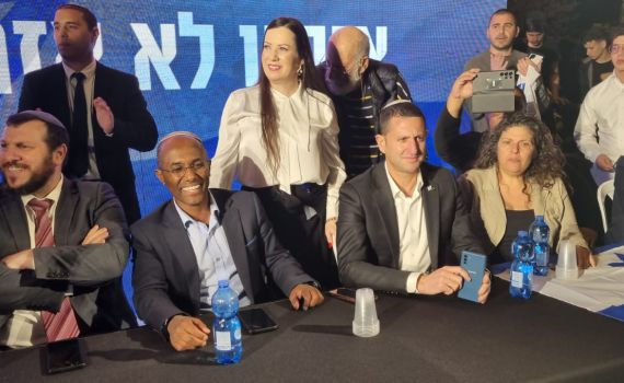 חברי הקואליציה בהפגנה נגד הממשלה