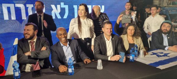 חברי הקואליציה בהפגנה נגד הממשלה