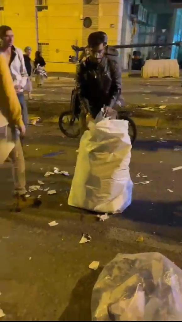 הצעיר שניקה בסוף ההפגנה: "בסוף כולנו אחים"