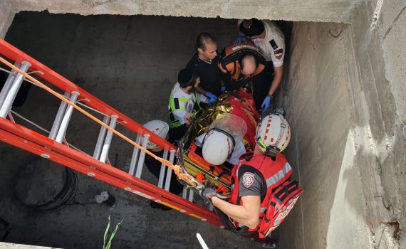 בית שמש: פועל חולץ מבור בעומק 3 מטר, מצבו קל
