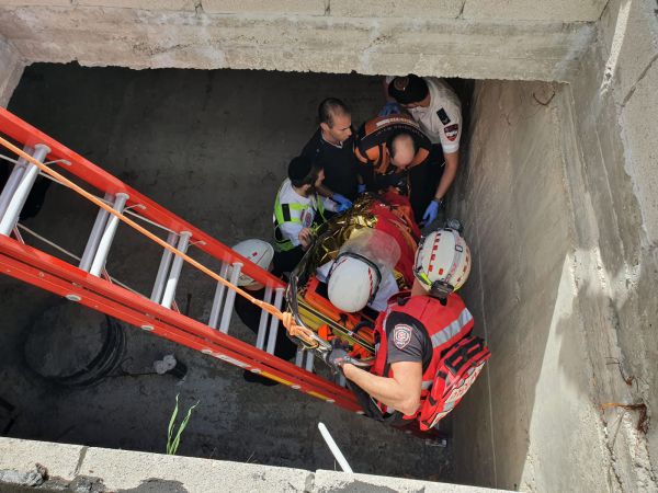 בית שמש: פועל חולץ מבור בעומק 3 מטר, מצבו קל