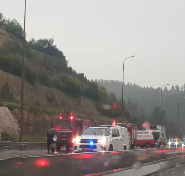 תאונה קשה סמוך לירושלים: כביש 1 נחסם לתנועה