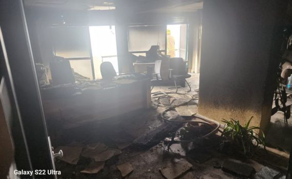 נזק כבד למקום: חשד להצתה בבניין עיריית צפת