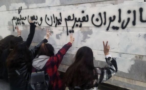 מפתיע: עשרות אלפי חנינות למפגיני מחאת החיג'אב