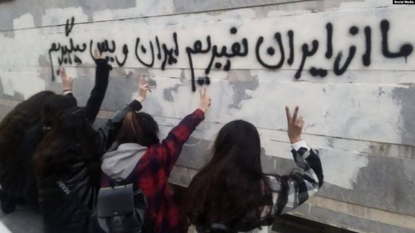 מפתיע: עשרות אלפי חנינות למפגיני מחאת החיג'אב