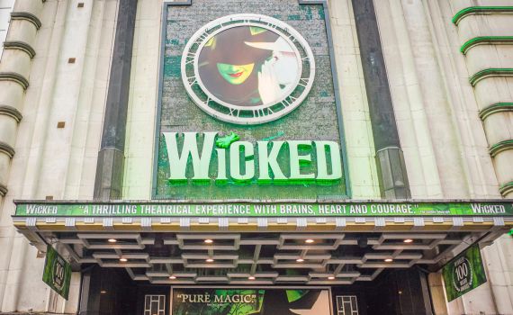 "מרשעת": הפריקוול של הקוסם מארץ עוץ מגיע לקולנוע